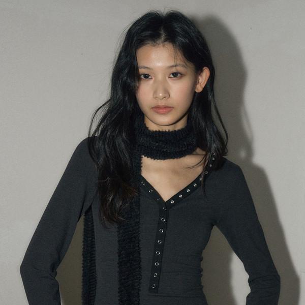 스냅 네크라인 롱 슬리브 [틴 블랙]