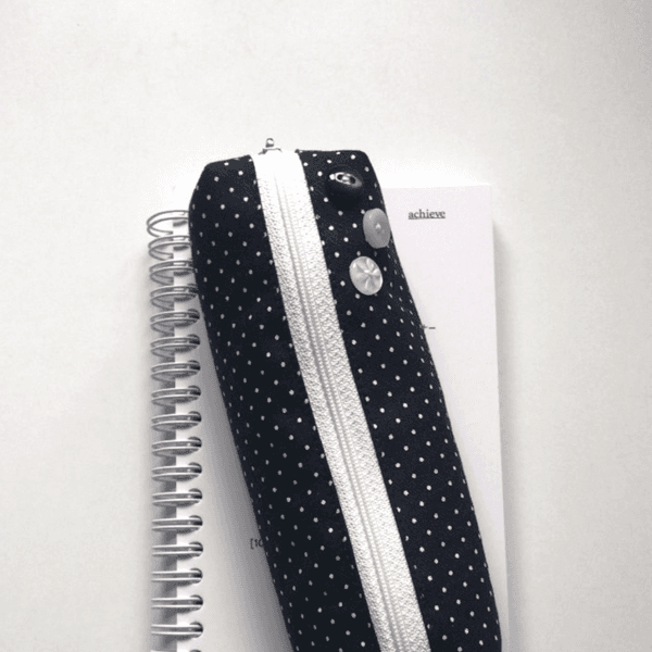 [2월 9일 판매] 땡땡이 단추 필통