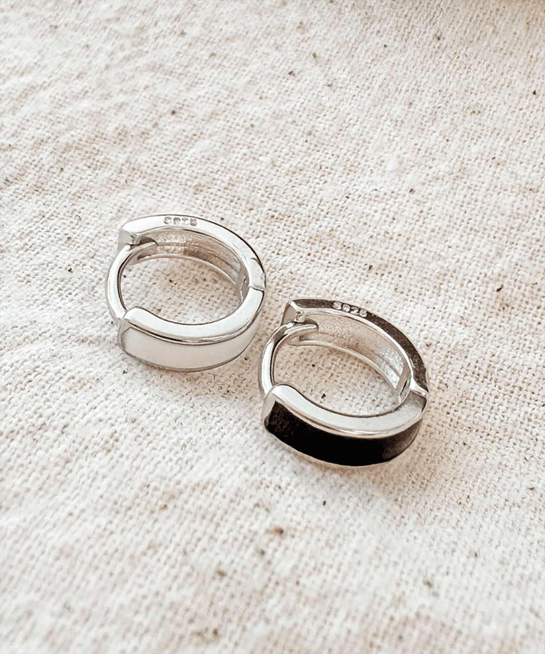 물든 ✨Best✨ (92.5 silver) 볼드 미니 심플 블랙 앤 화이트 귓볼 원터치 링 귀걸이 (한쌍)