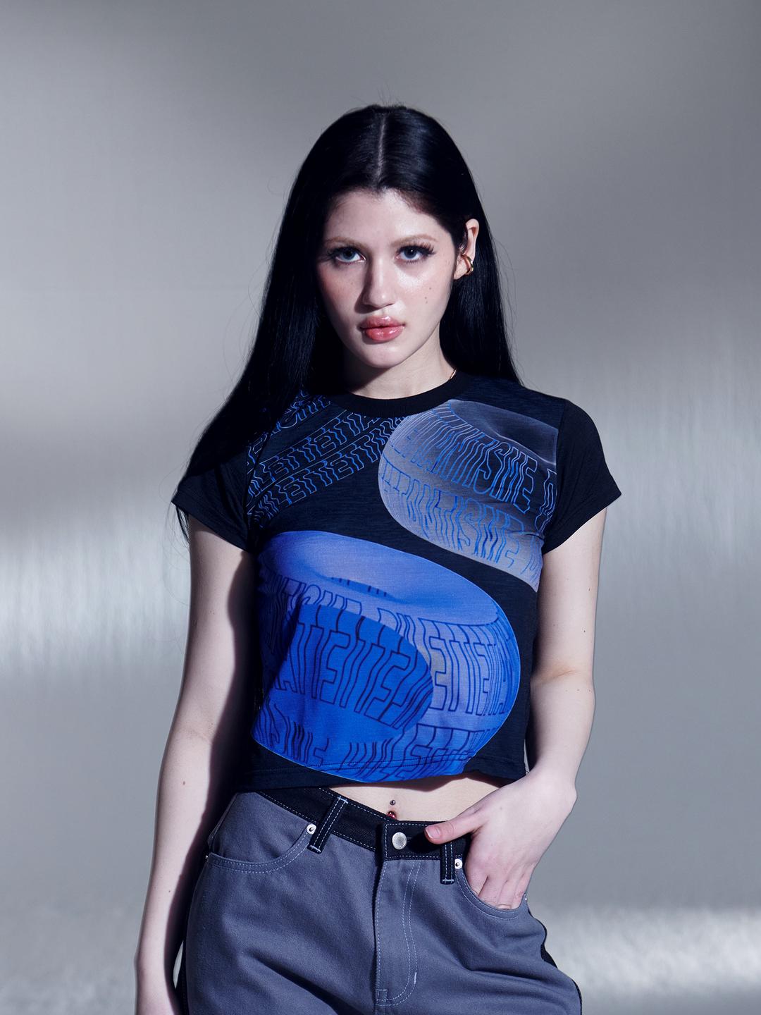 3D PLANET GRAPHIC CROP T-SHIRT