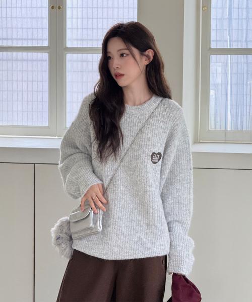 헤어리 하트 자수 풀오버 니트 LIGHT GREY