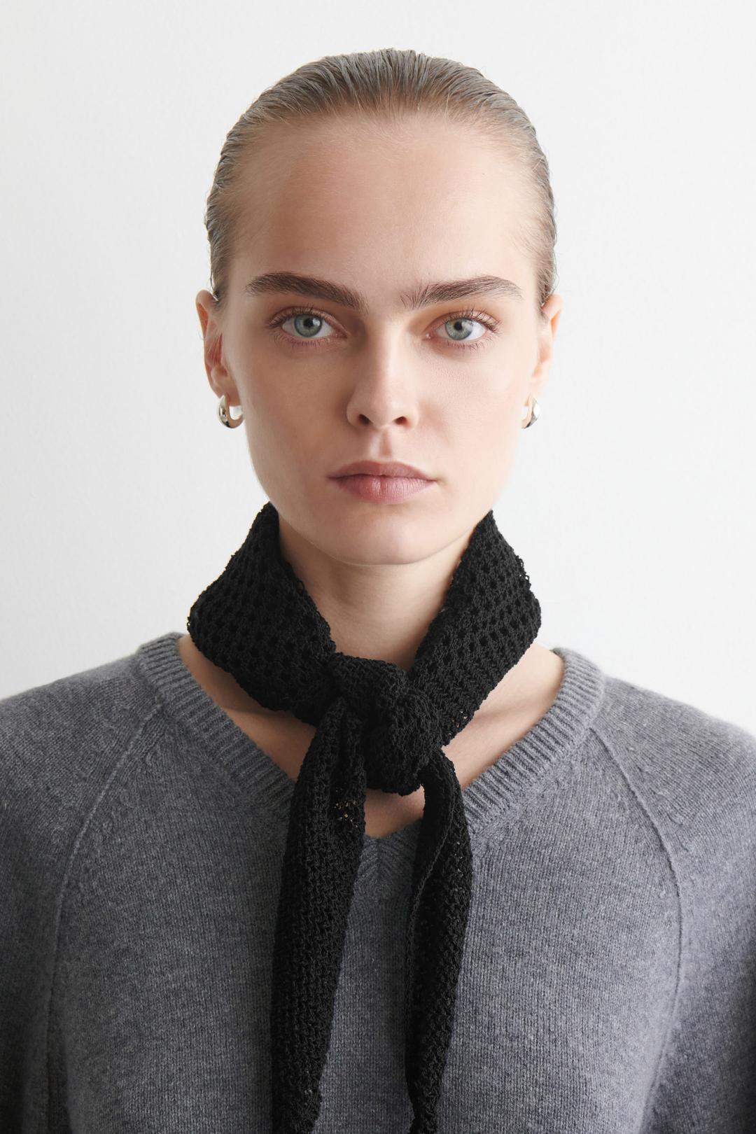 FOULARD TRIANGLE EN MAILLE POINTELLE - NOIR | COS