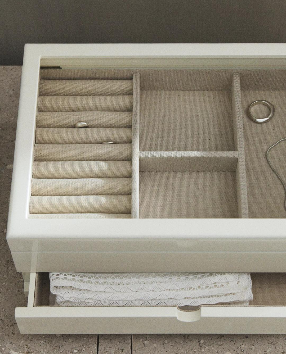 뚜껑이 있는 래커 마감 보석함 소형