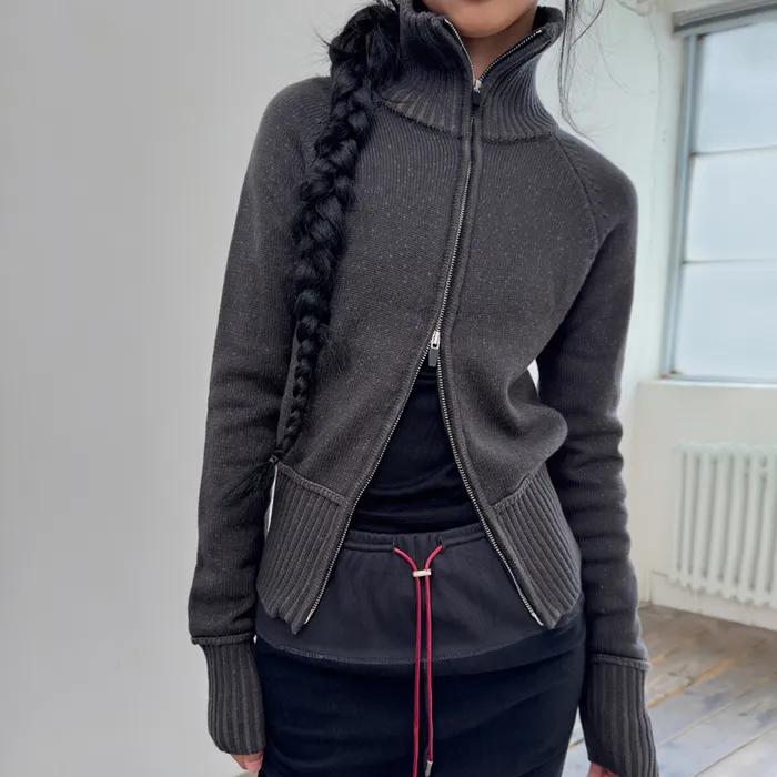 HIGH-NECK TWO-TONE KNIT ZIP-UP-CHARCOAL