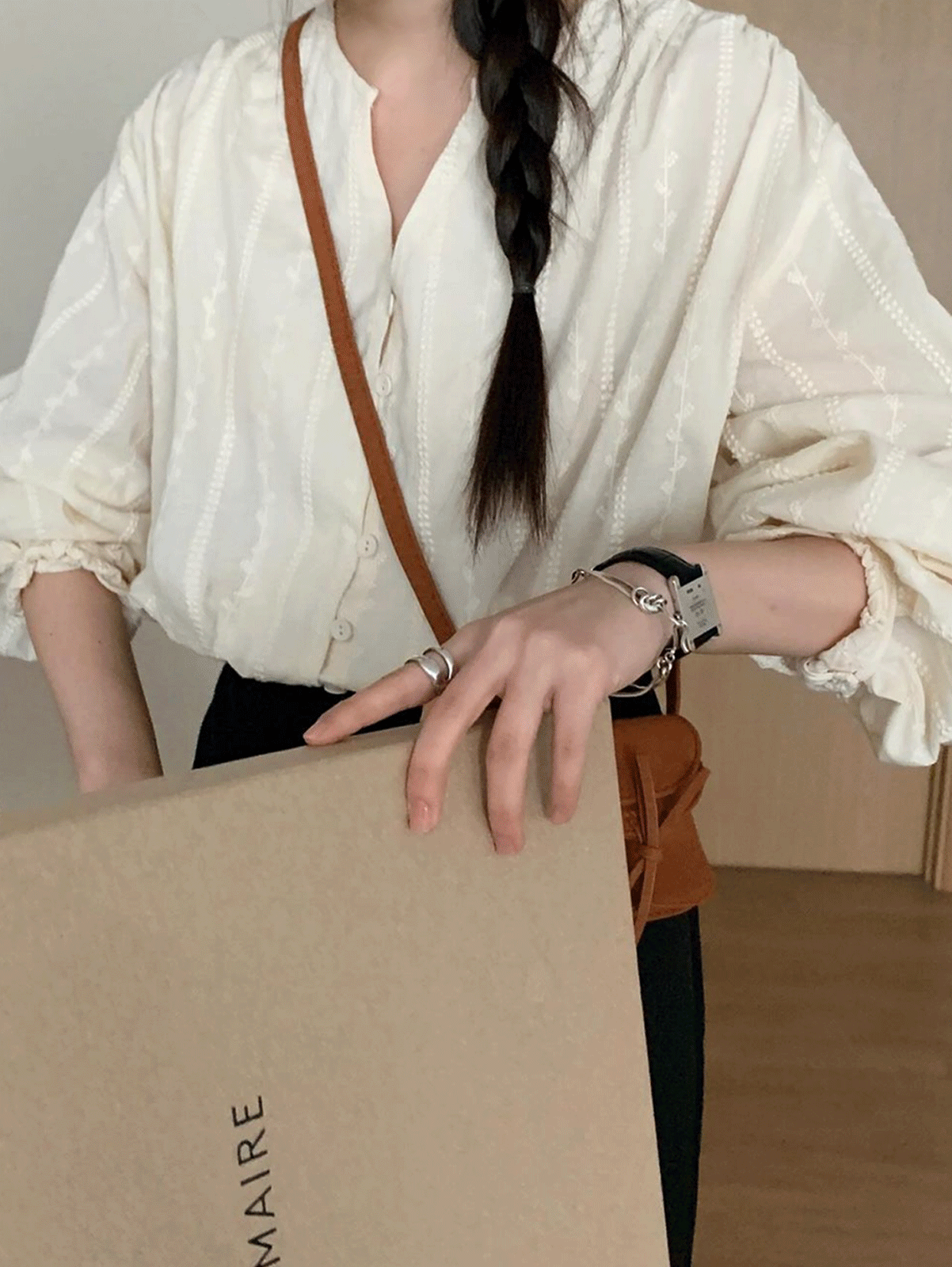 어리틀빗 자체제작 march v-neck blouse (1color)