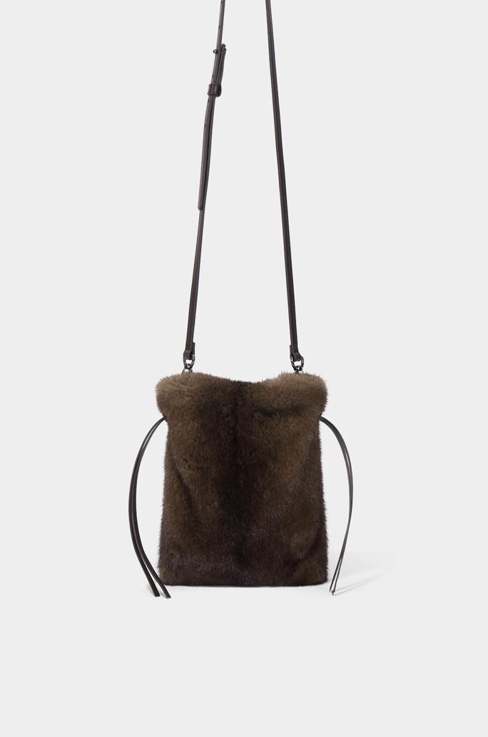 [the CASHMERE] 밍크 퍼 드로우스트링 크로스백