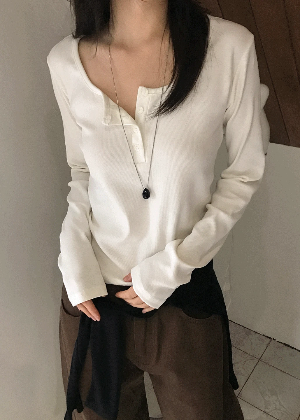 BUTTON U-NECK LONG SLEEVE