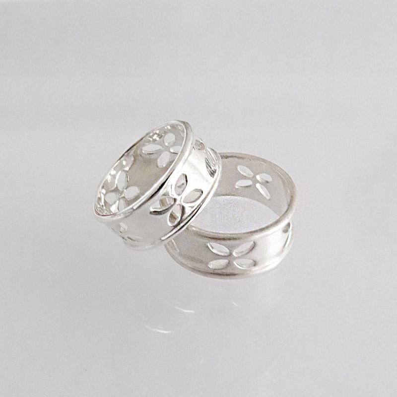 Flower smocking ring