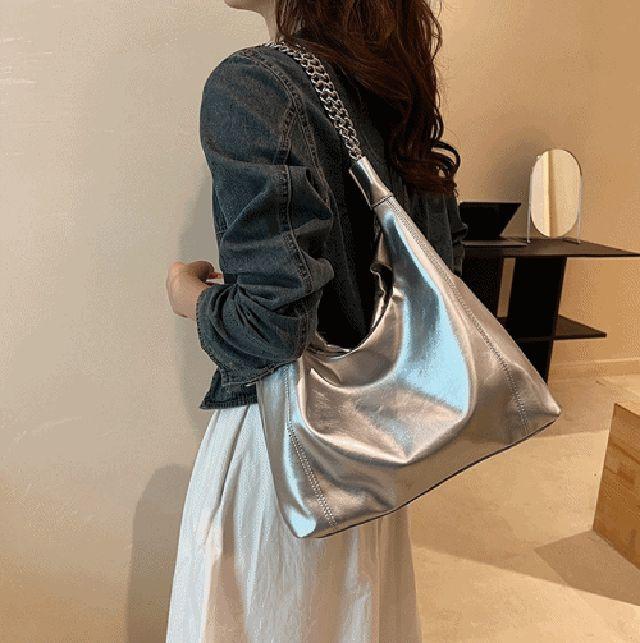 [당일 출고][3 color] 레더 체인 숄더 백 데일리 대학생 회사원 보부상 가방 에나멜 럭셔리 가죽 화이트 블루 실버 색상
