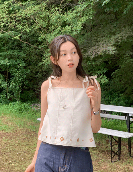 이우카 슬리브리스 블라우스