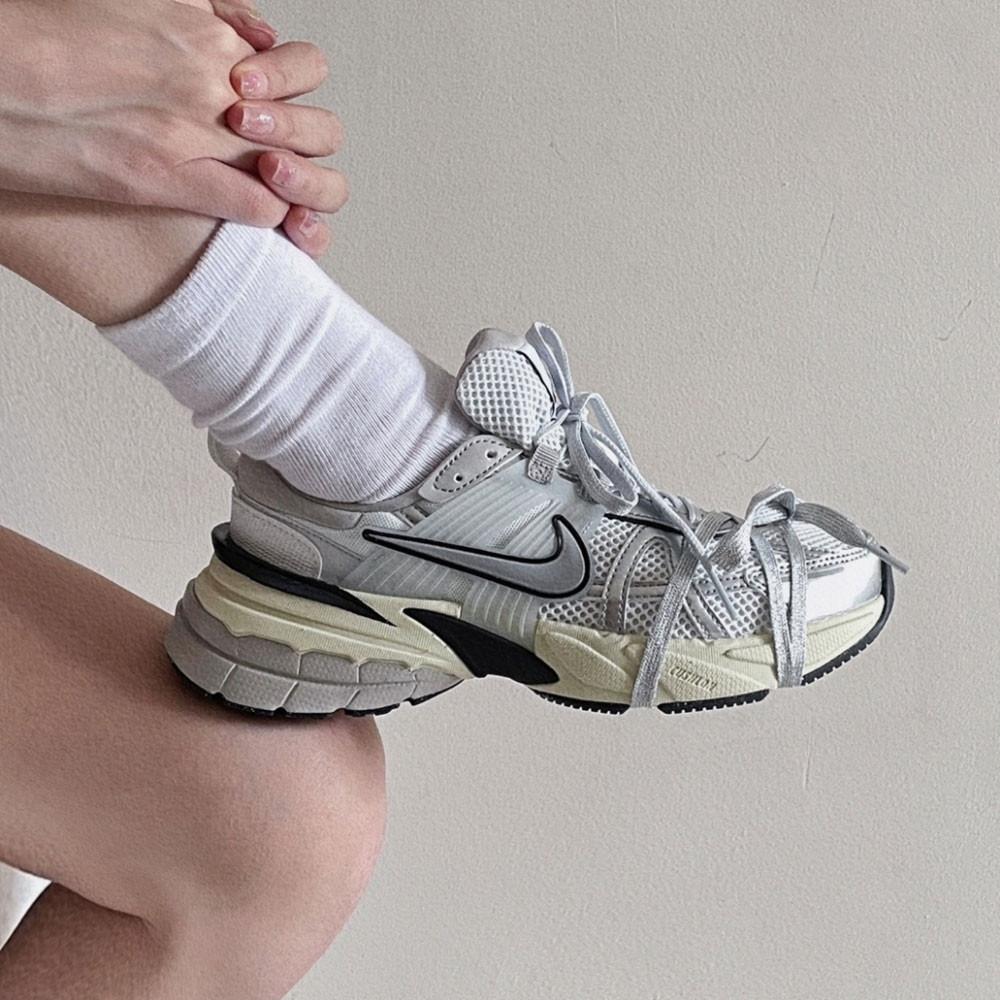 나이키 V2K 런테크 서밋 화이트 메탈릭 실버 우먼즈 FD0736-100