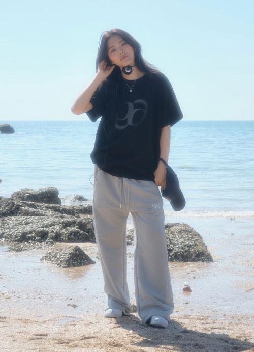 HOLIDAY OVERFIT T-SHIRT / BLACK