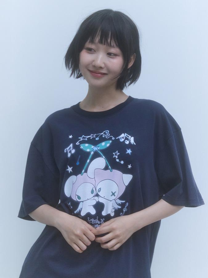 키르시 X 썬원버드 레빗 체리 루즈핏 티셔츠 [다크 네이비]