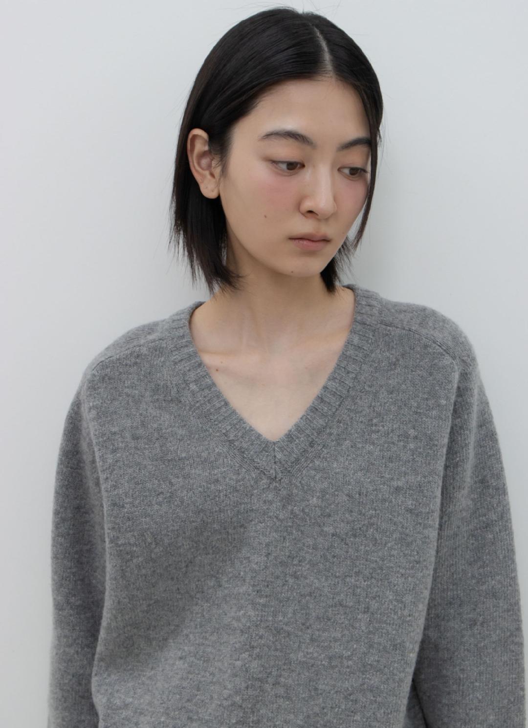 [10/31 예약배송] 25FW WOOL V-NECK SWEATER / GREY