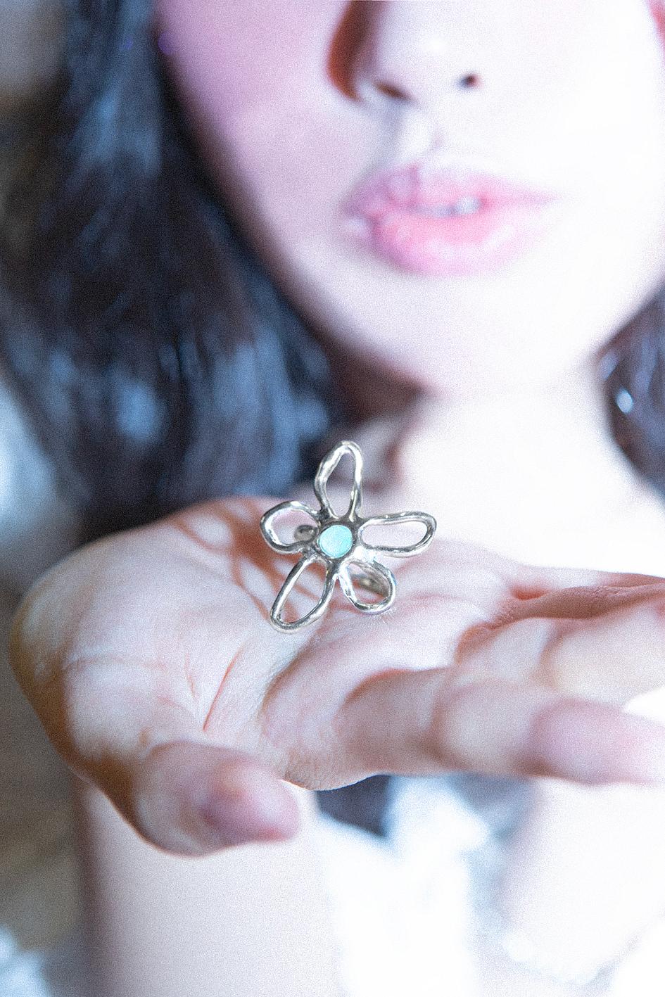 shiny flower ring