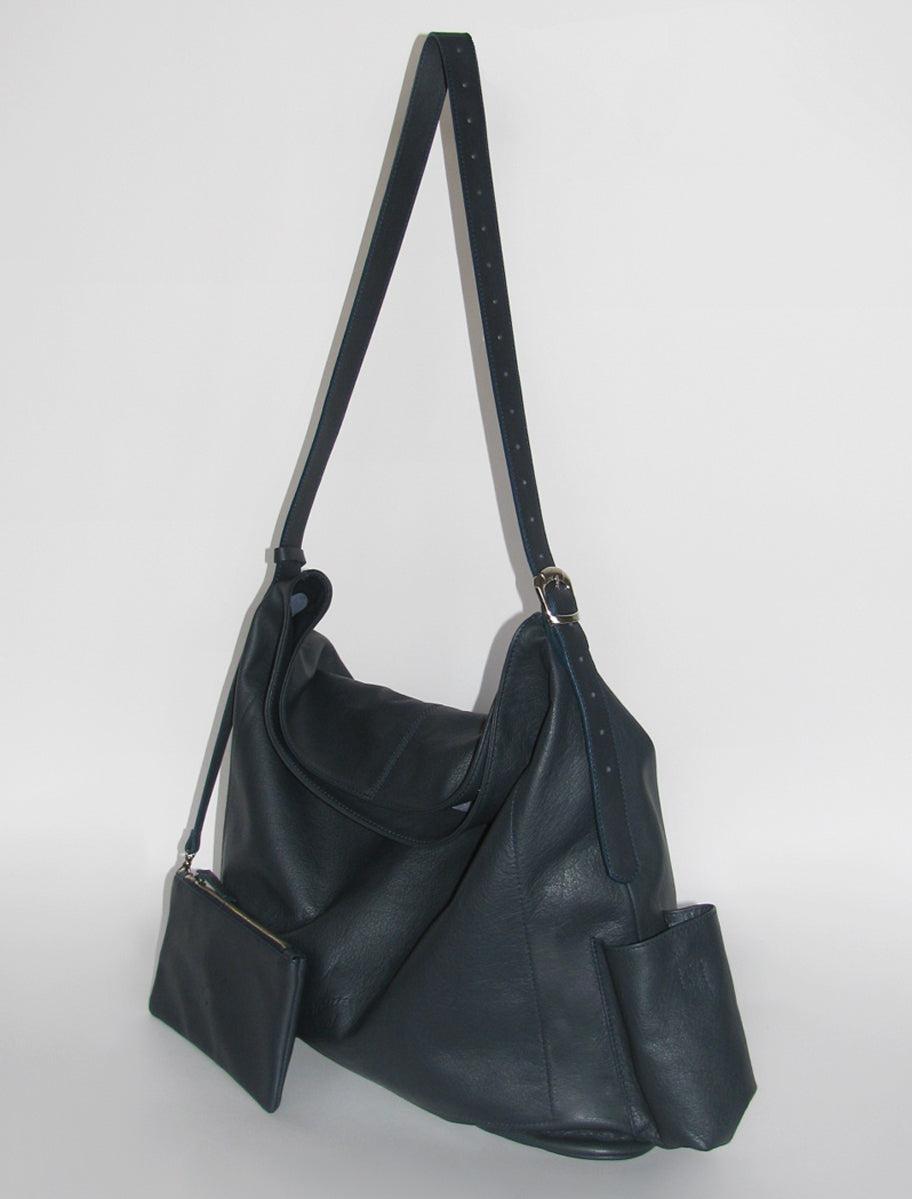 CAMP NOU- Navy XXL everyday leather bag