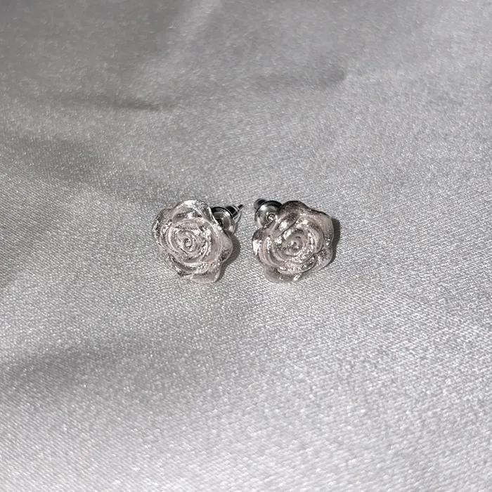 watery rose earring