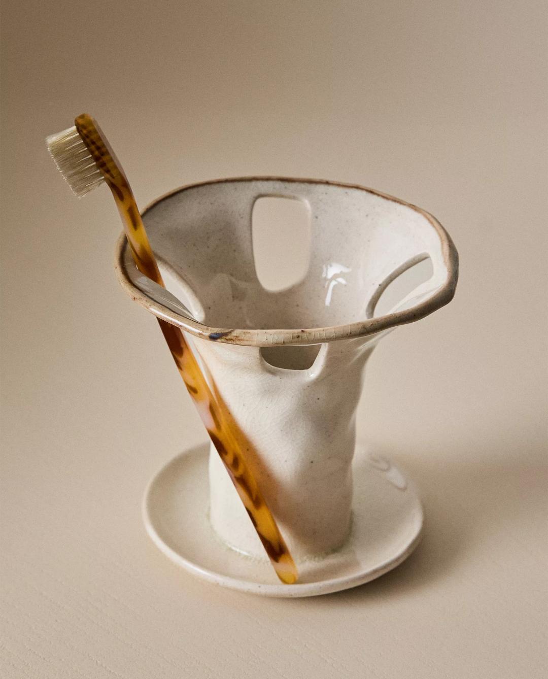 CERAMIC TOOTHBRUSH HOLDER WITH SLOTS
