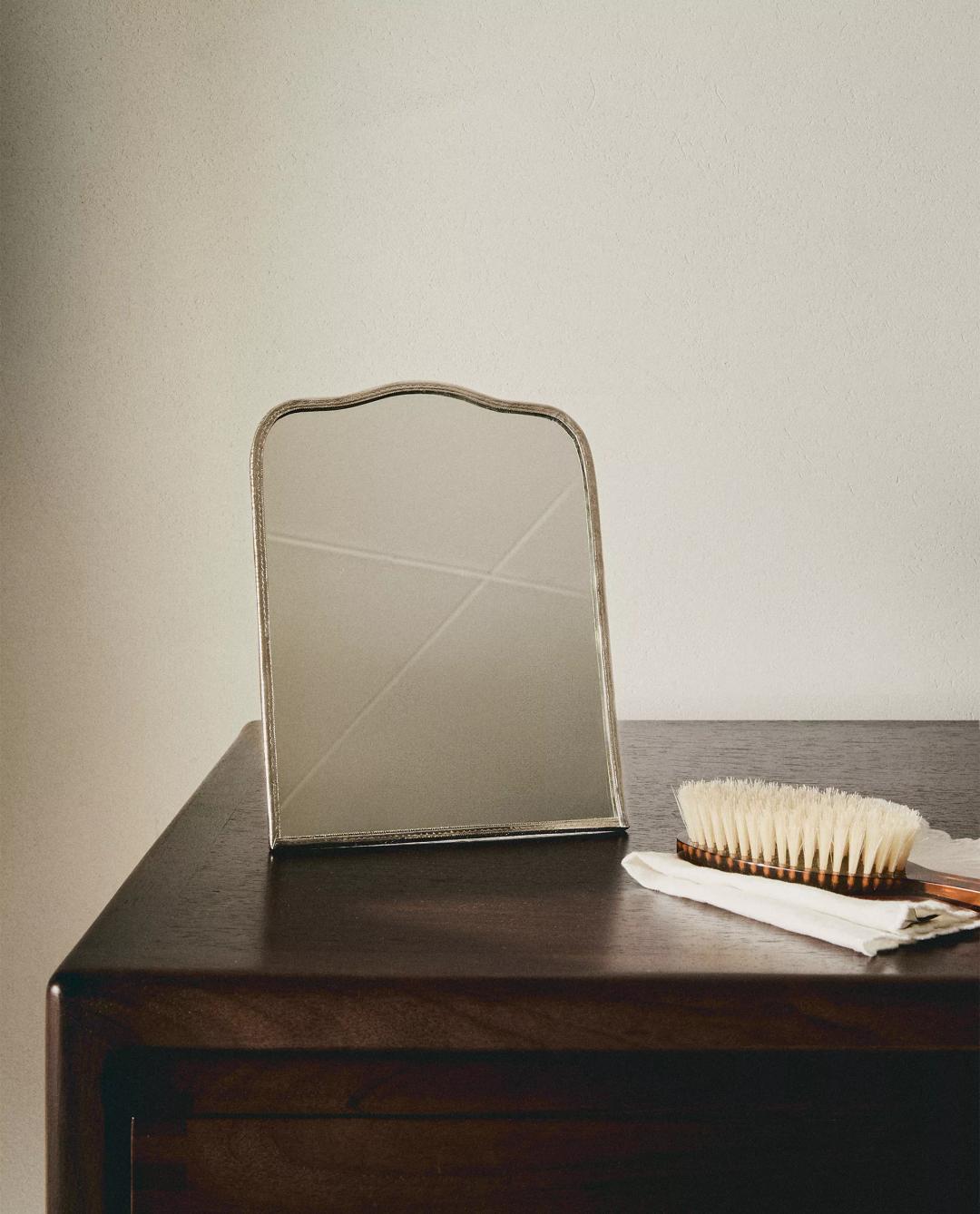 DRESSING TABLE MIRROR WITH ENGRAVED DETAIL