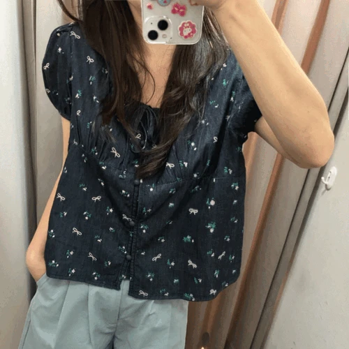 딥U넥 데님 플라워 리본 소매퍼프 반팔 블라우스