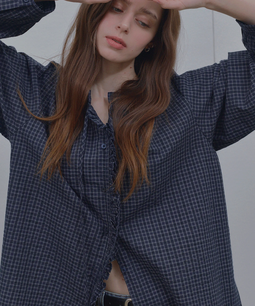 [THE ORE] 체크 스트랩 프릴 블라우스