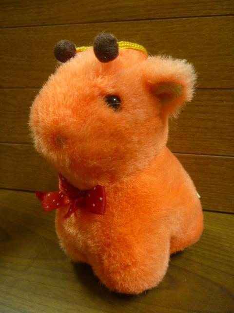 U.U.U. レトロ 蝶ネクタイの赤いキリン ぬいぐるみ [12cm] 麒麟