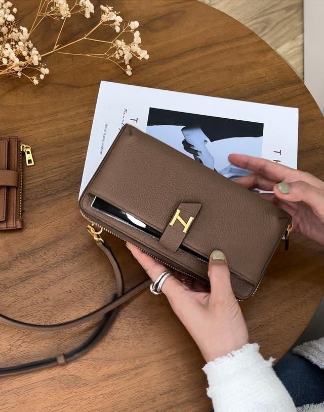 [아카이브H] 다크베이지 H장식 가죽 미니크로스백 핸드폰가방