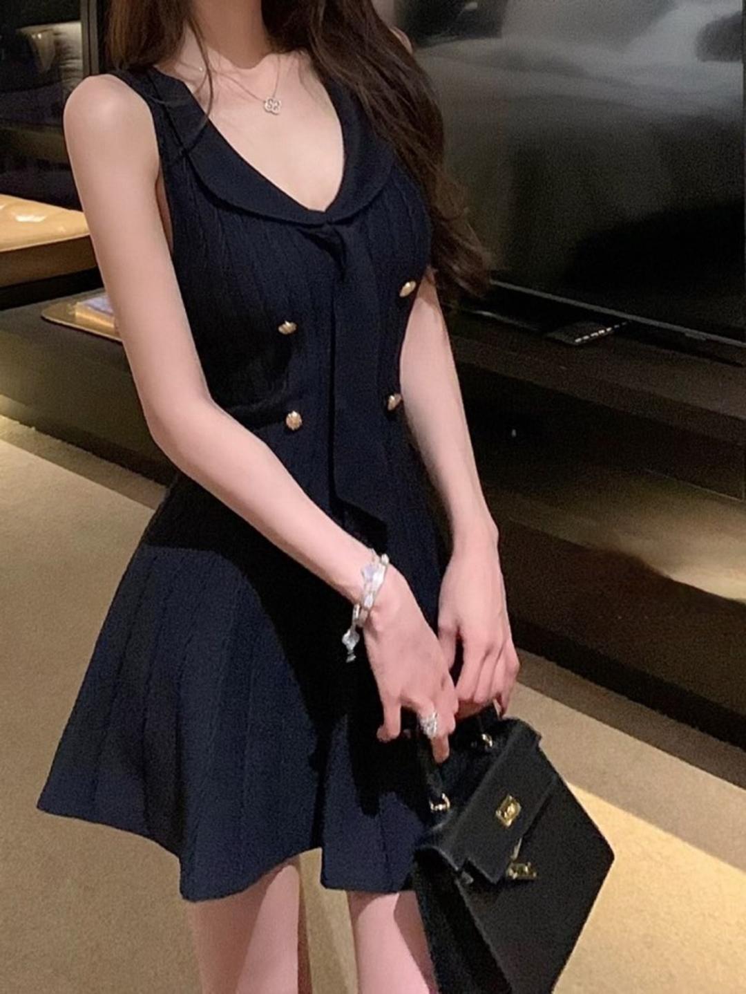 금장 타이 니트 원피스