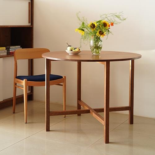 단정한 감성 라운드테이블