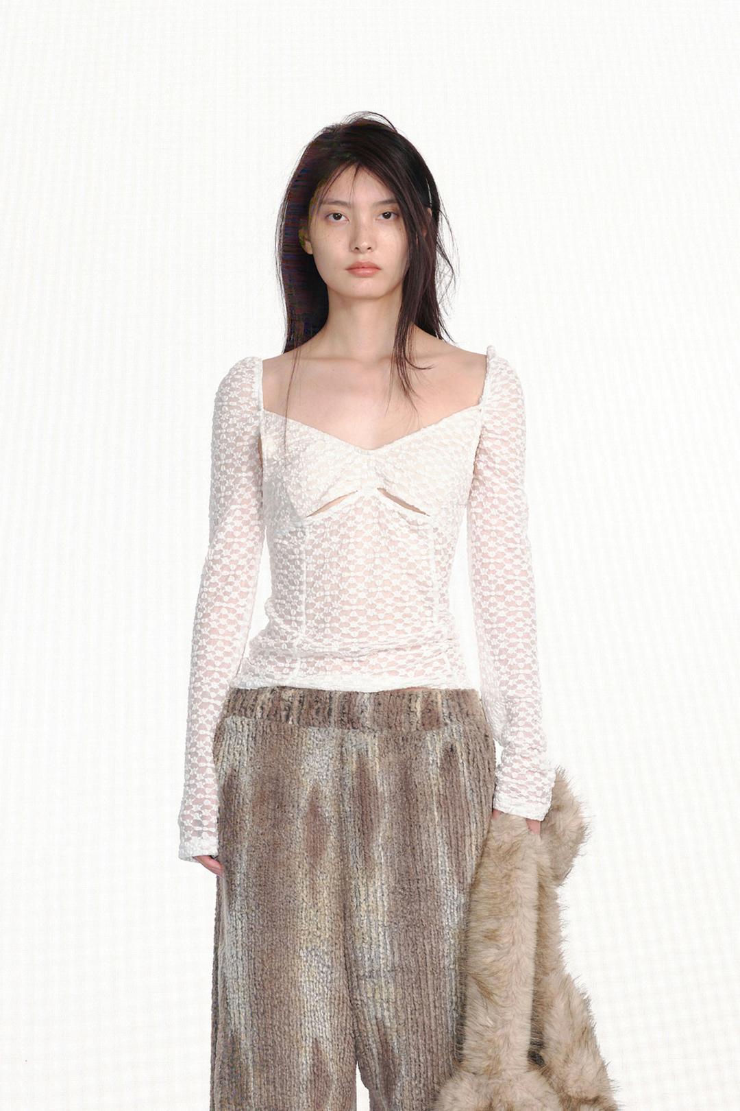 LACE UNDER CUT-OUT TOP / IVORY