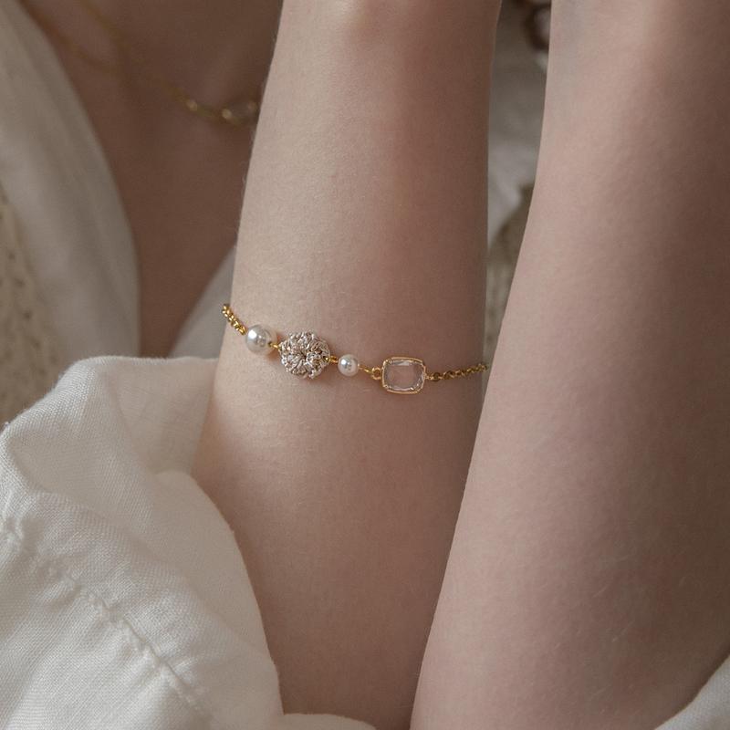 Pearl and crystal gold chain bracelet