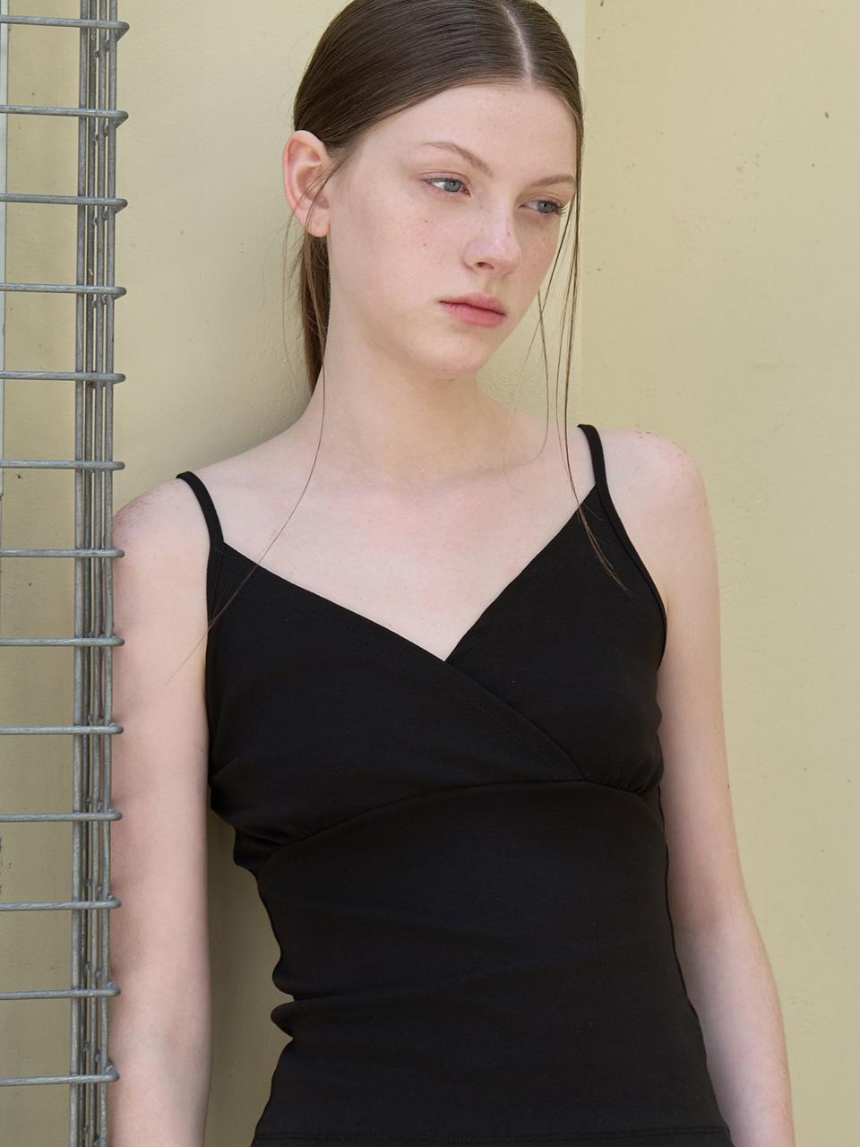 오버랩 셔링 슬리브리스 블랙 amr2107