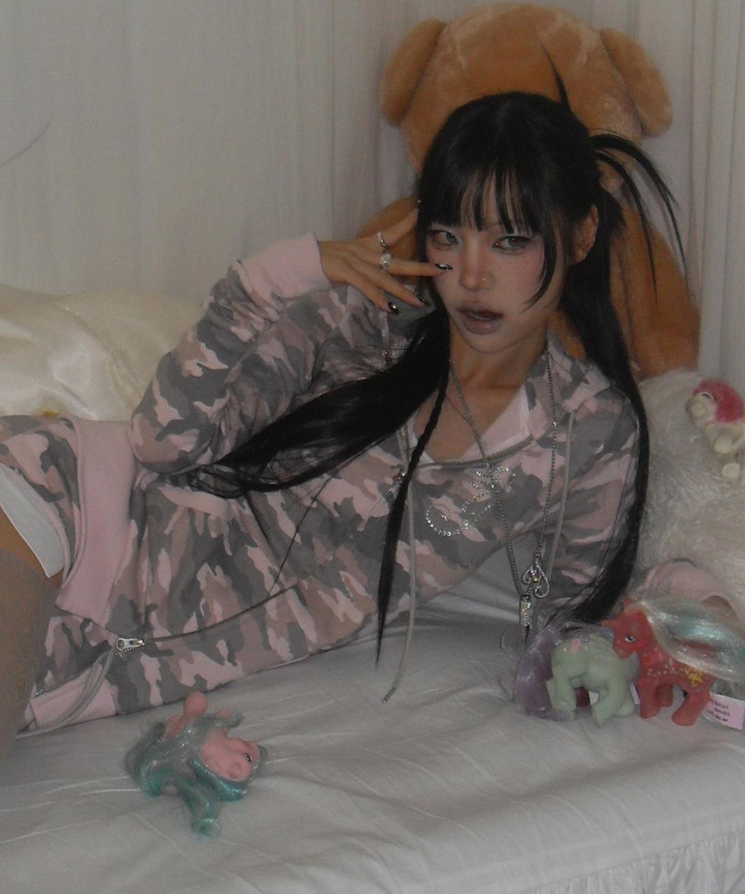 (2/25 예약배송) Y11 CROWN RHINESTONE CAMO HOODIE ZIP UP(PINK)