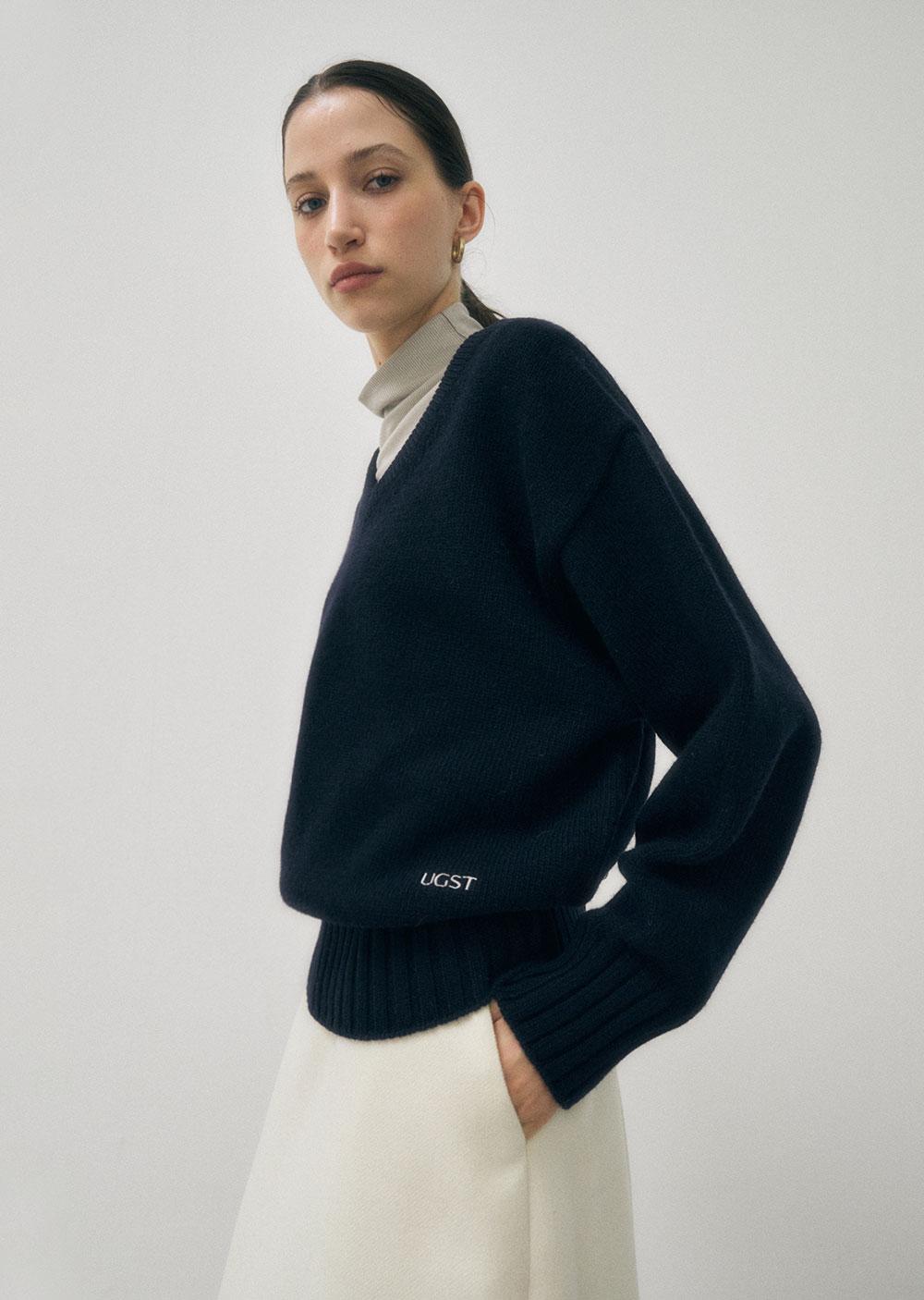 ugst v-neck sweater (navy)