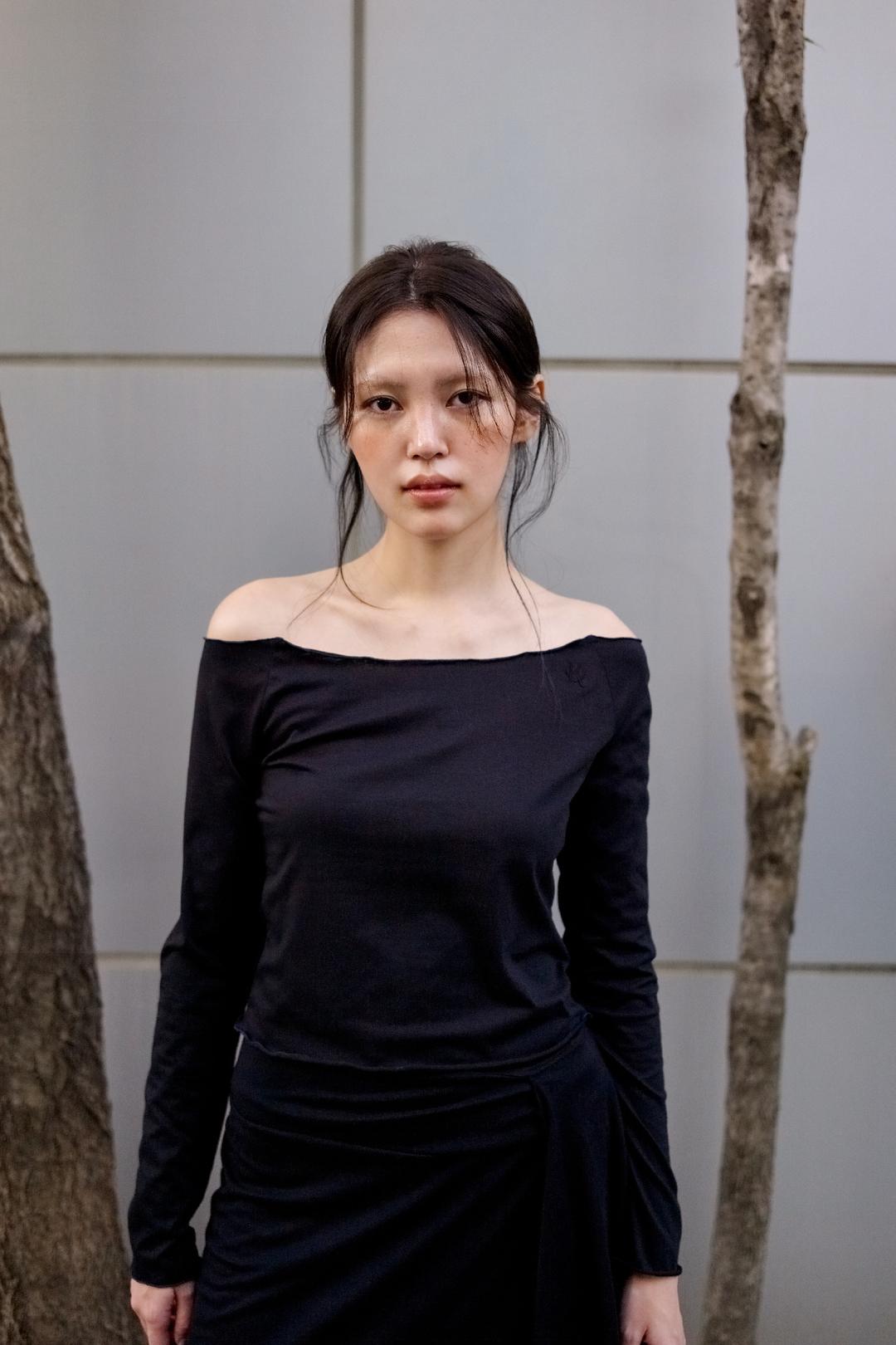 Inez off-shoulder warmer tshirt _ Black