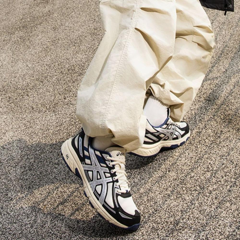 아식스 젤벤처6 크림 화이트 실버 네이비 1011B550 걷기 좋은 워킹화 트레일 러닝화