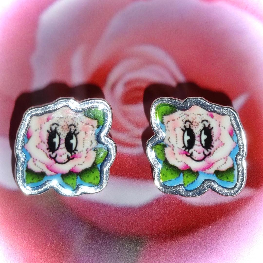 Smiling flower earring