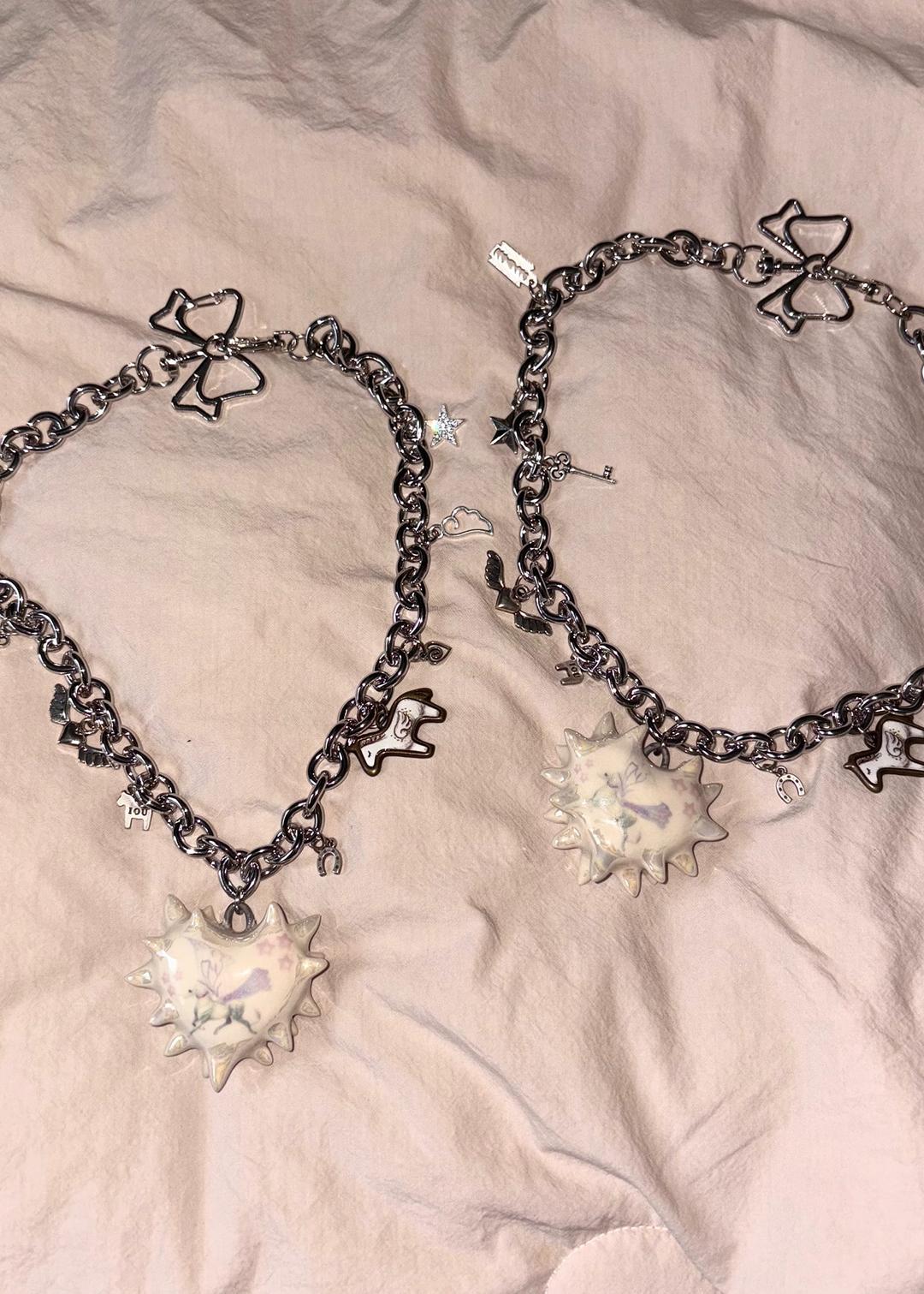 슈가스쿱 UNICORN POINTED HEART CERAMIC CHAIN NECKLACE (LIGHT GREY)