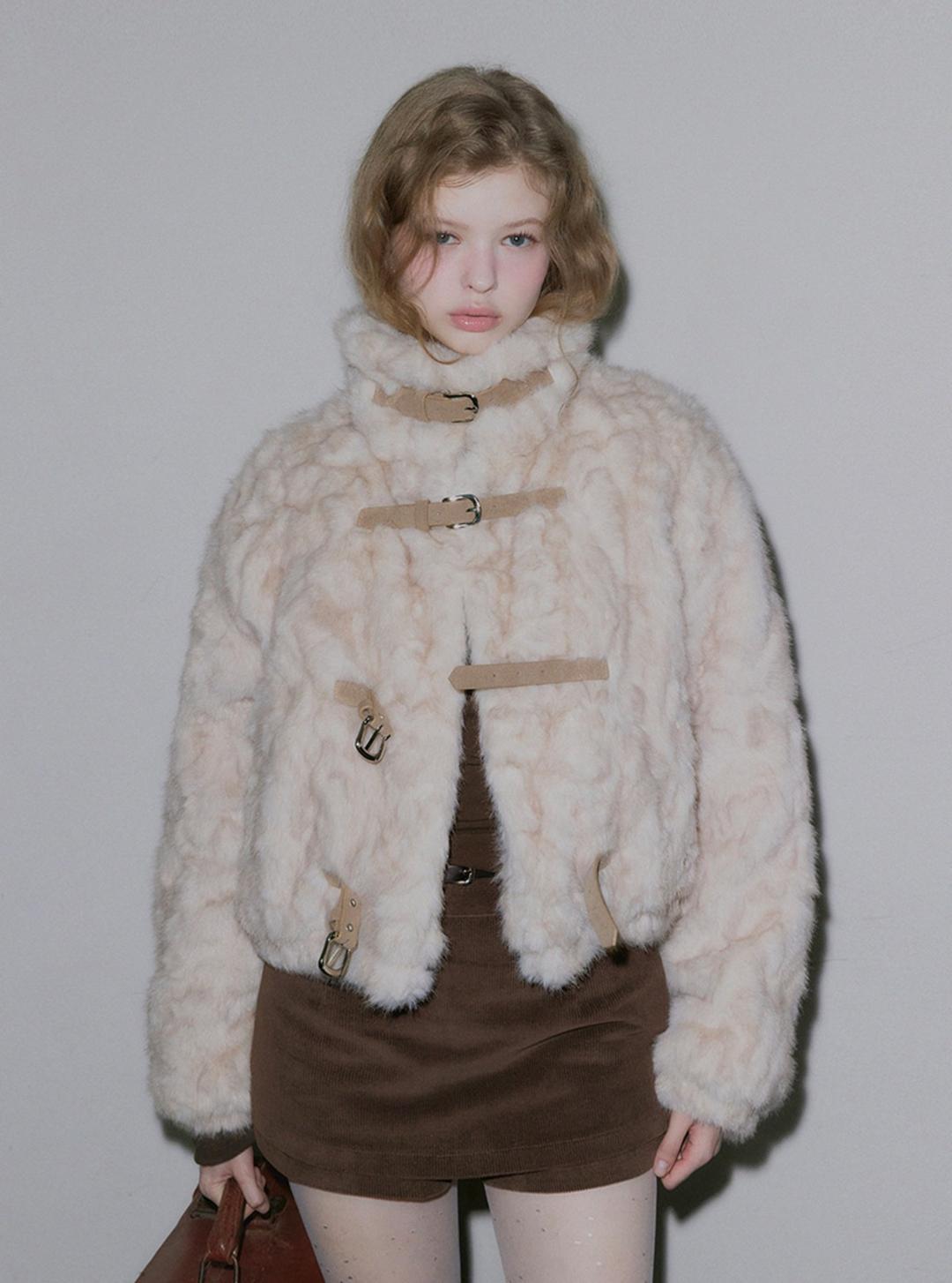 [온라인단독] 라고 벨트 크롭 퍼 자켓