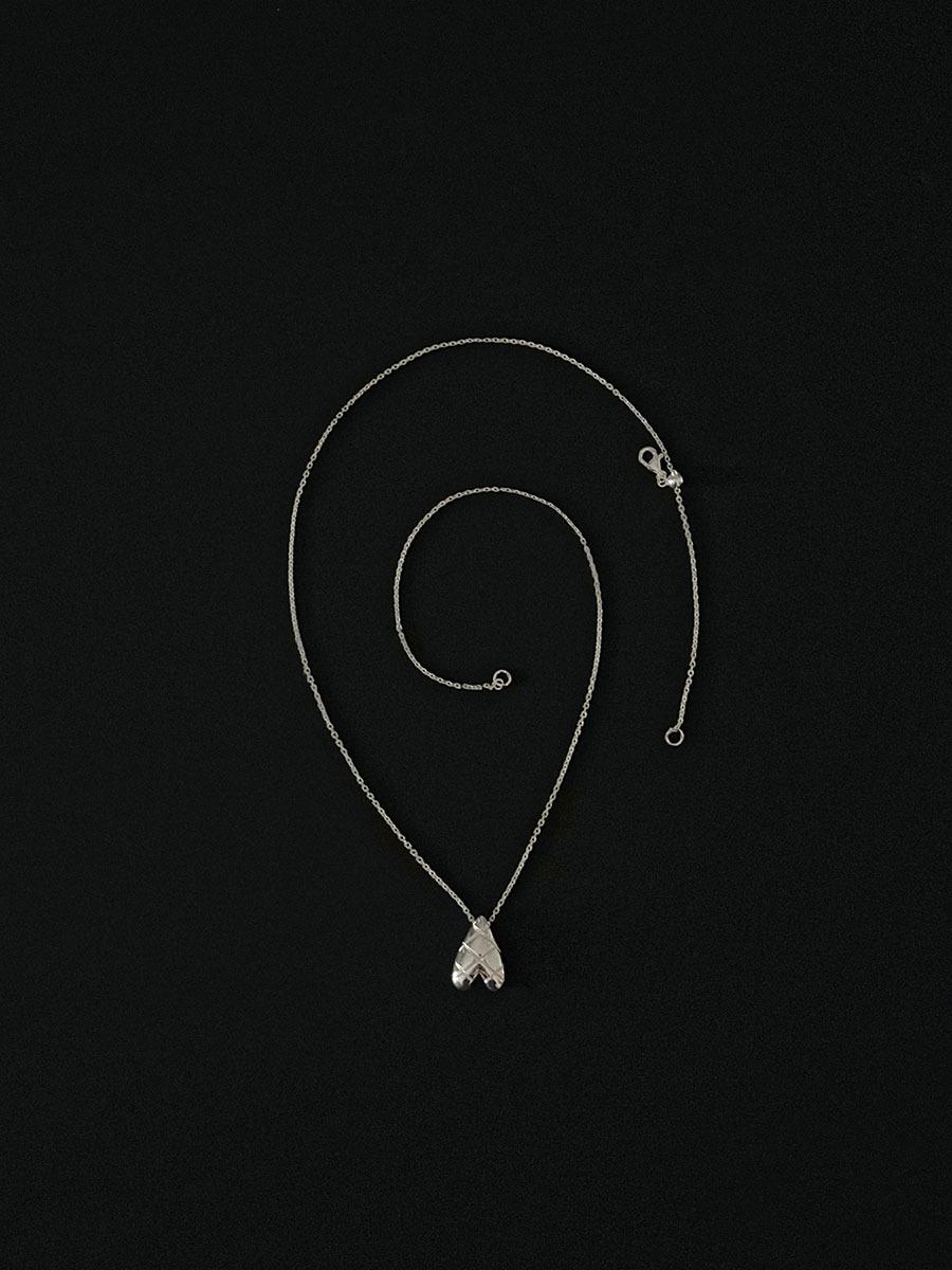 Check volume line necklace