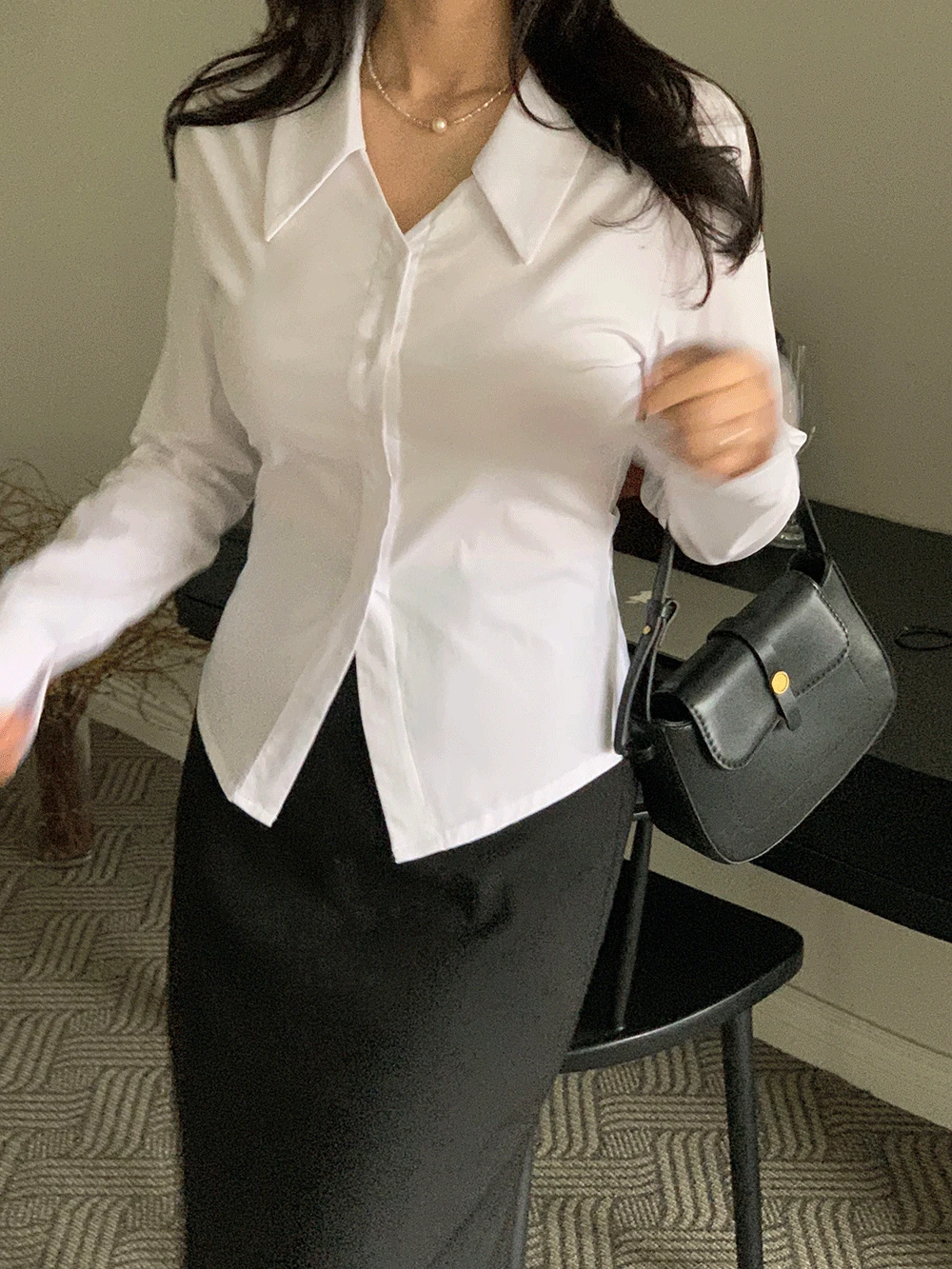 [바로배송/자체제작/슽체형/주문폭주/슬림핏]브이 트임 스판셔츠 (2colors)