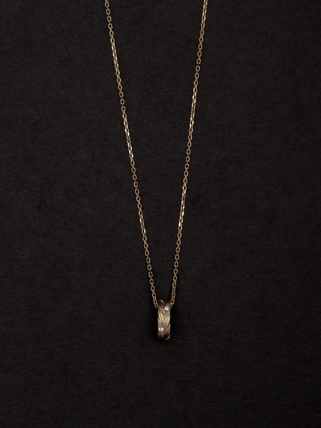 kotinos leaf pendant +square chain.