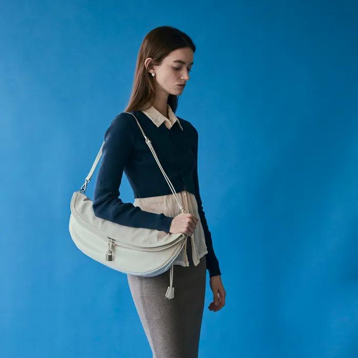 [29CM 단독] HALF MOON BAG_PALE WHITE
