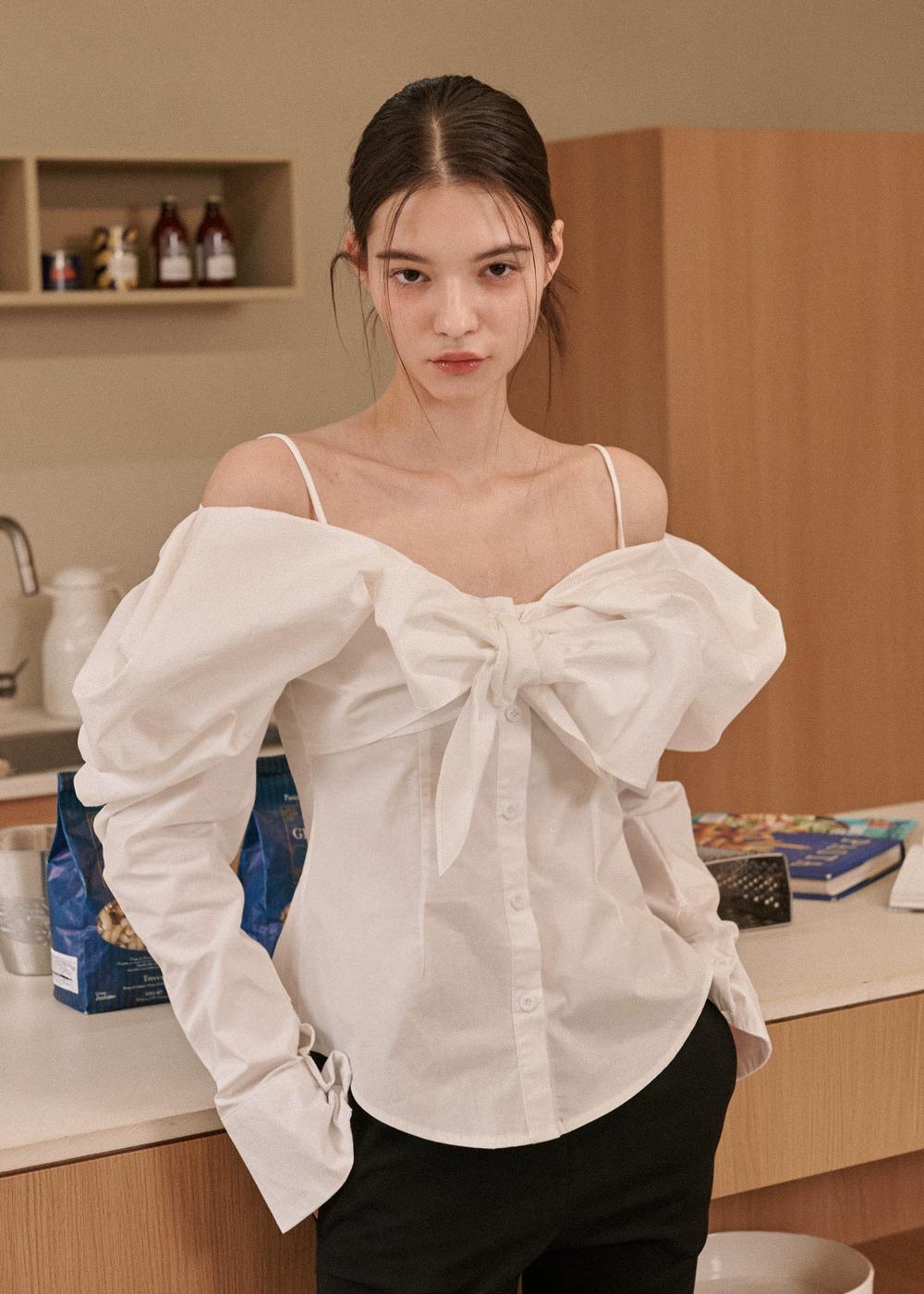 [프리오더 할인15%/3/28일 예약배송] 날라 리본 오프숄더 블라우스 Nala Ribbon Off-shoulder Blouse -  White