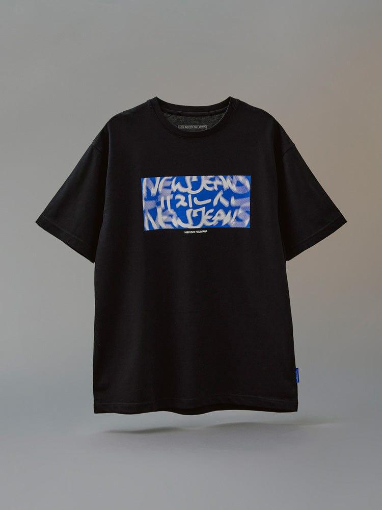 NewJeans x Hiroshi Fujiwara 꼴레 티셔츠 VER.3 (BLACK)