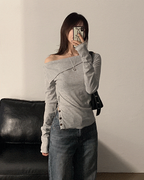 페일 슬릿 버튼 오프숄더 티 (1color)