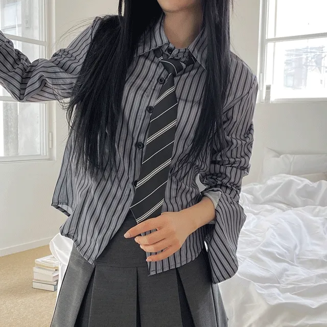 [👔타이set/긱시크룩] 세터 슬림핏 스트라이프 카라 크롭 긴팔 셔츠 + 스트라이프 넥타이 세트 #프레피룩 #긱시크 - 1color