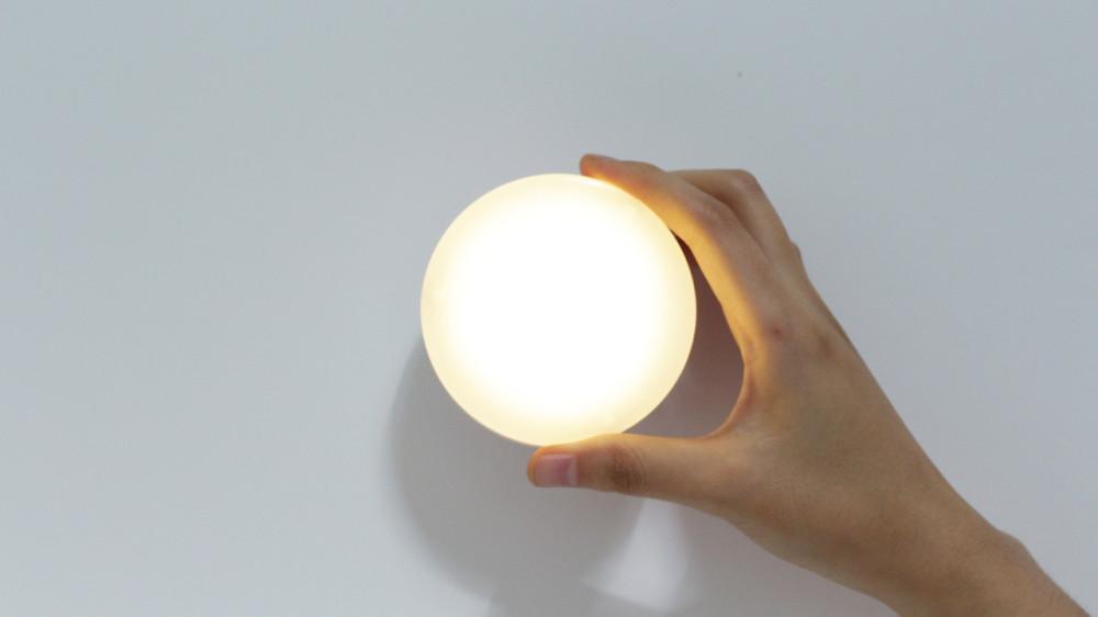 아이오 원형 무선 센서등 부착형 붙이는 LED 현관 건전지 전구색 베란다등 직부등