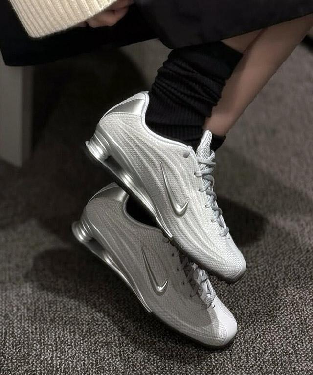 메소프501 나이키 샥스 Z 우먼즈 메탈릭 실버 HQ7540-001