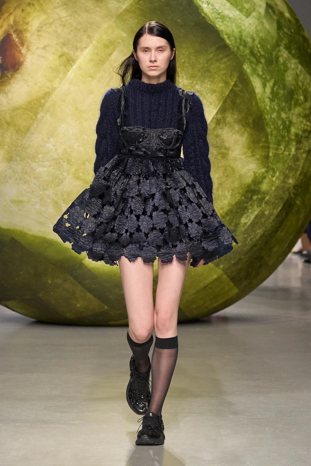 ONIQUE | DRESS MAGNOLIA EMBROIDERY NAVY - UK6